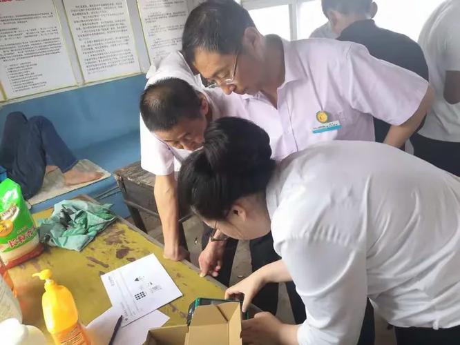 新民支行产品经理于晓庆和陶瑞在客户经理李永强和吕建立的陪同下亲自