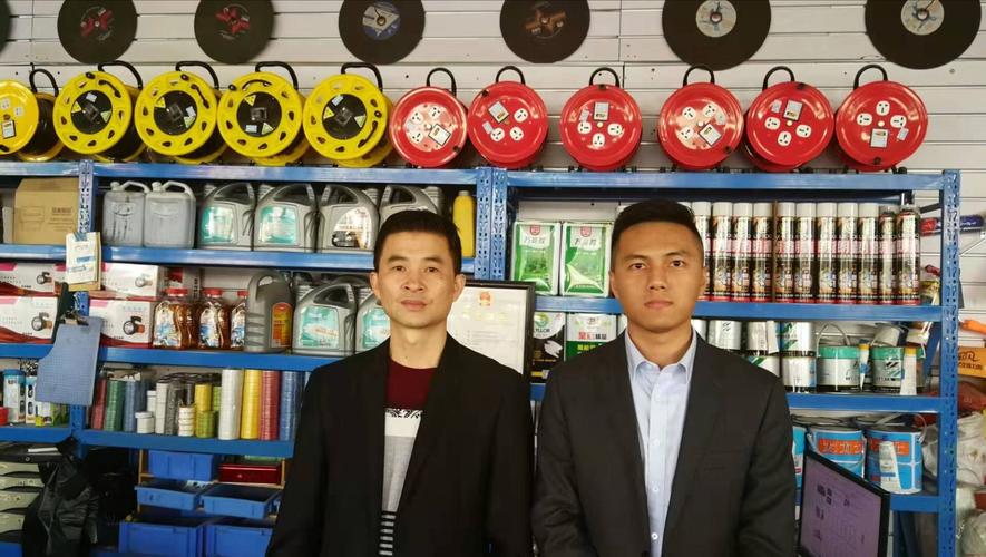 走进某专业市场外拓,向商户积极营销介绍我行产品